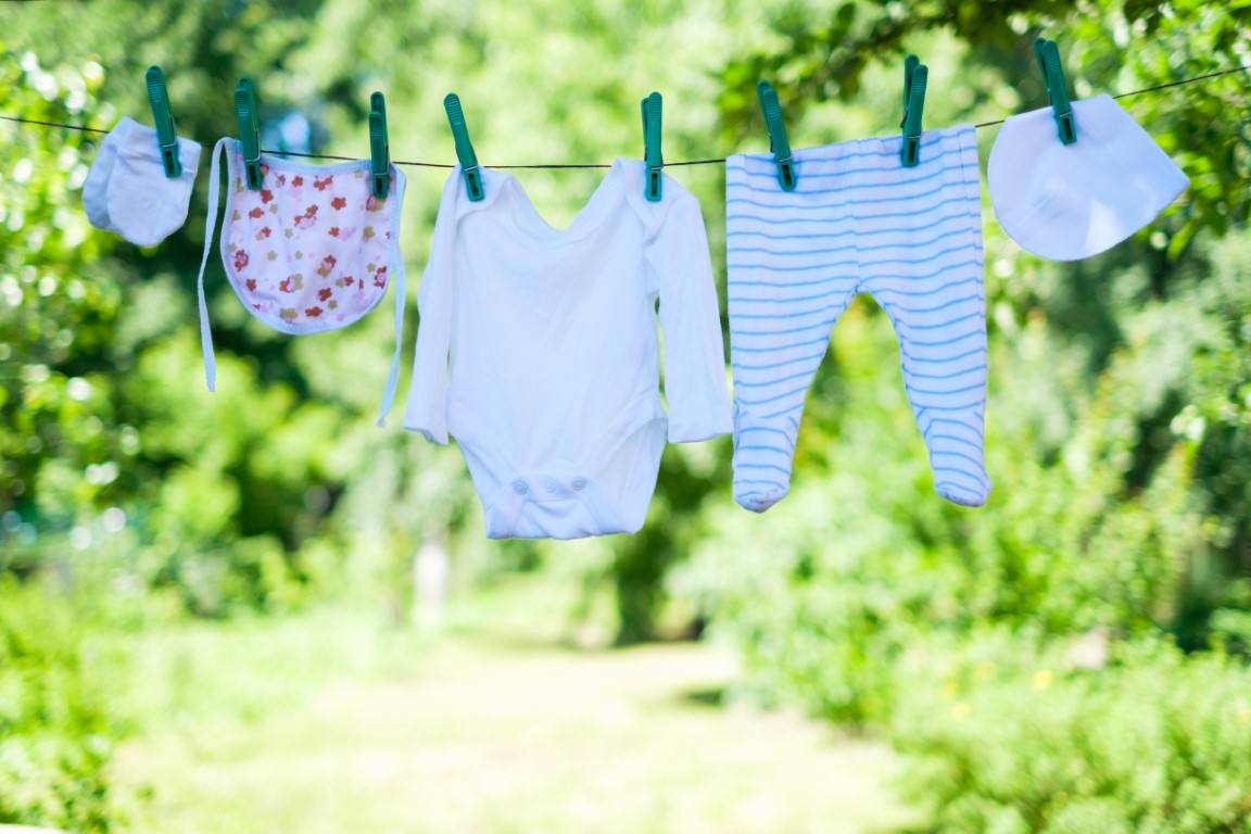 baby-clothes-on-clothesline-in-garden-G9AUNHS