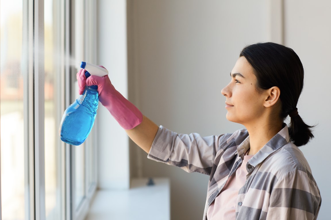 cleaning-the-window-HYW5HWH