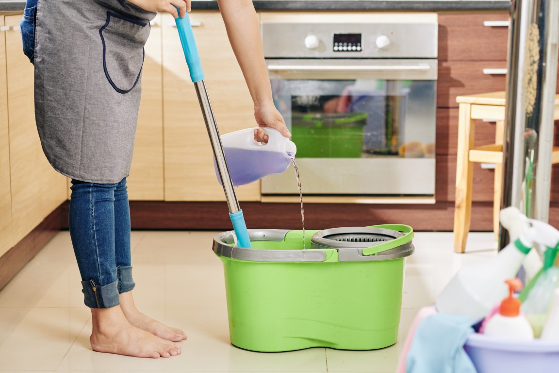 housewife-pouring-floor-cleaning-liquid-EX63NEE