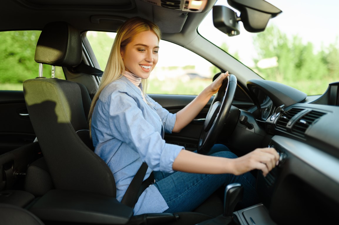 smiling-female-student-in-the-car-driving-school-FFNYLH2