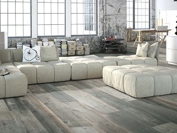 Může PVC podlaha odolat slunečnímu záření a blednutí?