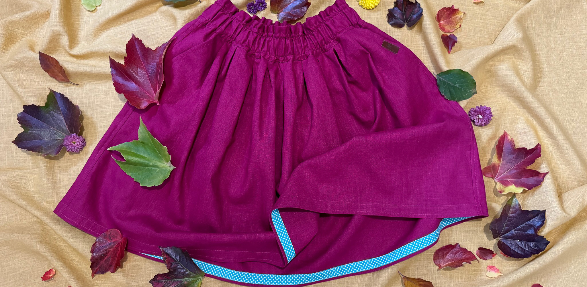 Malinová na žlutém pozadí