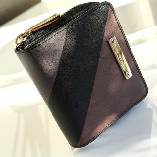 👜 Prečo žena potrebuje dobrú peňaženku? Pretože má všetko dôležité pokope – peniaze, karty aj doklady 💳💶 Pomáha udržať...