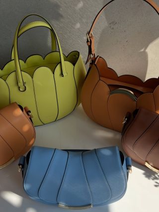 💛💙🤎👜Koľko kabeliek máte v skrini… a koľko z nich naozaj milujete? ✨ Niektoré kabelky sú len praktické. A potom sú tu také,...