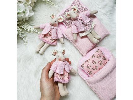 Sametová myška v ručně pleteném svetříku