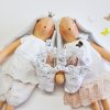 Bílý zajíček v romantickém oblečku - 2 typy