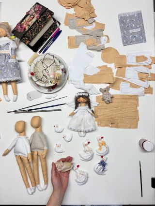 Ten pravý tvůrčí chaos. Přesně tak teď vypadá můj stůl. 😅 A jak dlouho jsem vydržela mít čistý stůl? Asi týden. 😂 A to je...