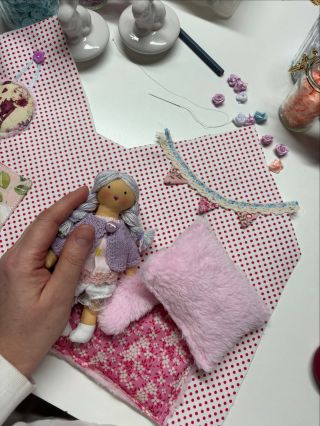 Nakoukněte, jaká roztomilost se mi klube pod rukama. 🤩 Už brzy další cestovní domeček s pokojíčkem a jedna mini panenka. 🥰...