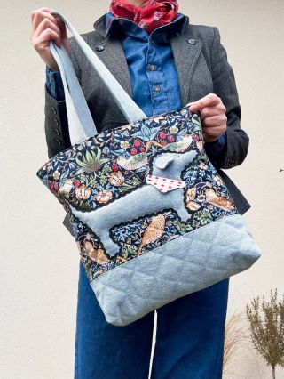 Tahle kabelka s jezevčíkem vás zaujala tak moc, že byla pryč dřív, než jsem ji stihla pořádně ukázat. 😍 A to mě vždycky...