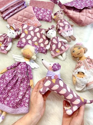 Kdo se přijde zítra podívat do Kostelce nad Černými lesy? 🌸 Květinový jarmark na náměstí Smiřických od 9:00 do 16:00....