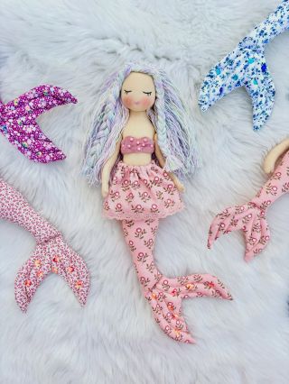 Zítra se můžete těšit na nové mořské panny. 🧜🏻‍♀️❤️ V e-shopu budou od 20 hodin. Těšíte se? 😍 #morskapanna #panenka...
