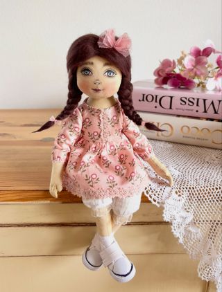 Tahle panenka dostala krásné jméno Rosalie. 🌸 Ušila jsem ji jako dárek pro budoucí maminku a brzy se narodí holčička,...