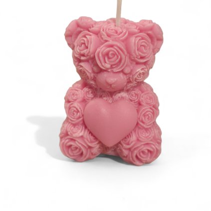 Medvídek se srdcem v dlaních svíčka 50 g – ručně vyráběná