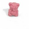 Medvídek se srdcem v dlaních svíčka 50 g – ručně vyráběná