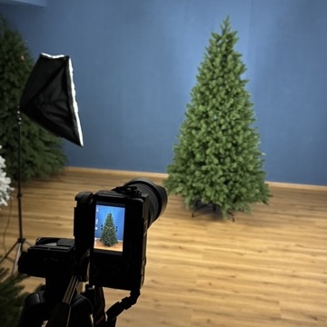 Co vidíš, to dostaneš. Proč si fotíme umělé vánoční stromky sami?