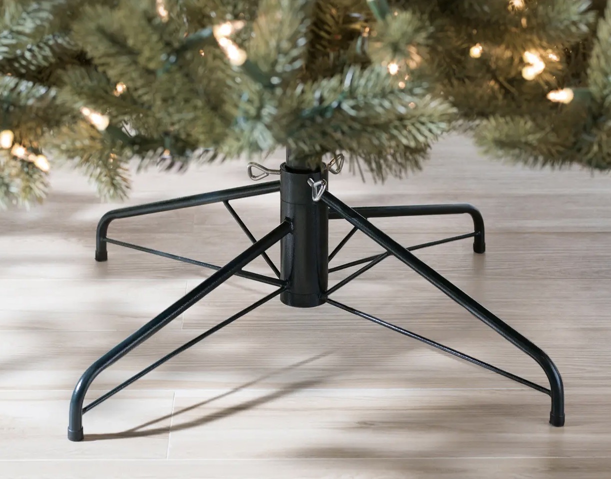 Chcete efektně zamaskovat stojan na vánoční stromek? Poradíme vám, jak na to!