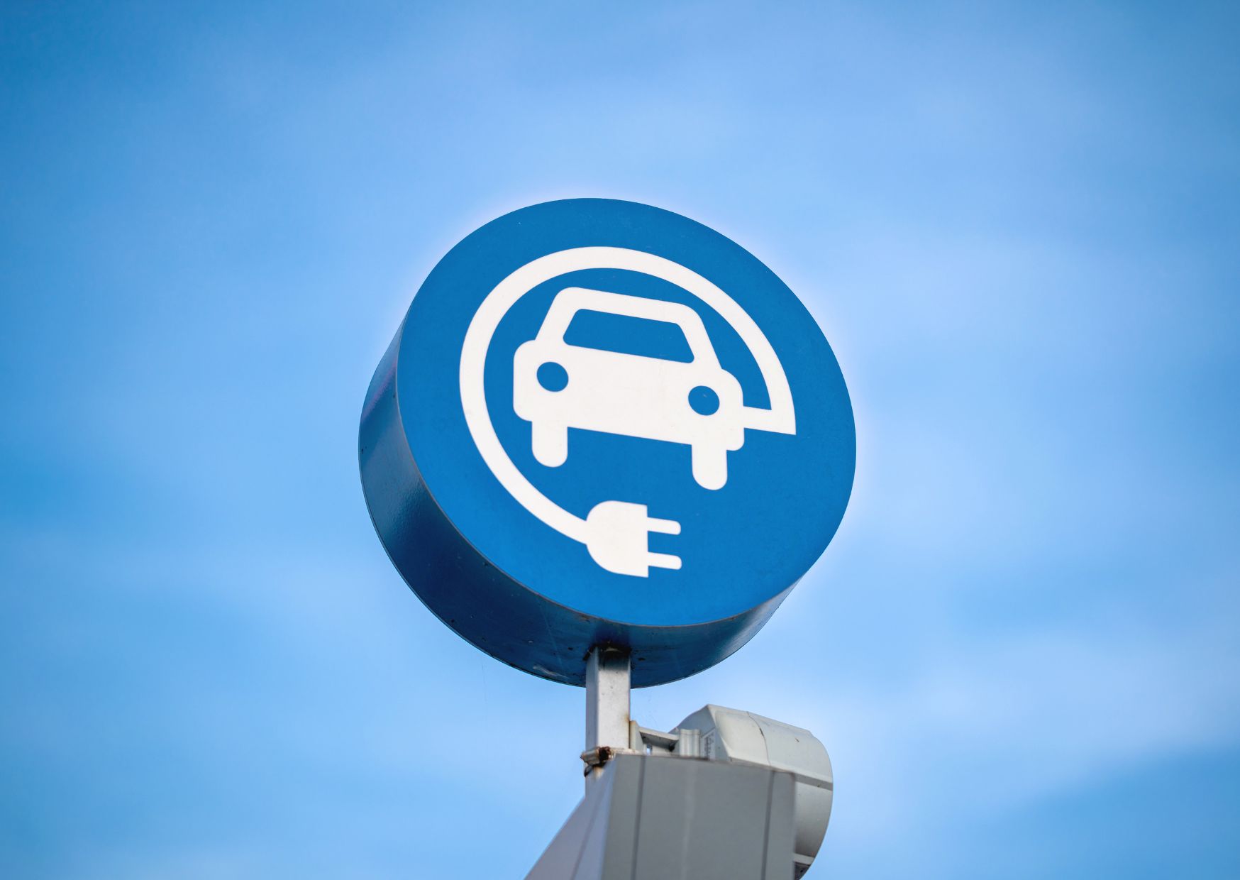 Nabíjení elektromobilu v bytovém domě. Co je potřeba řešit?