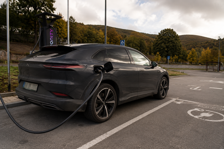 Môže nabíjanie elektromobilu poškodiť batériu? Pravda o 100 %, rýchlonabíjaní a životnosti