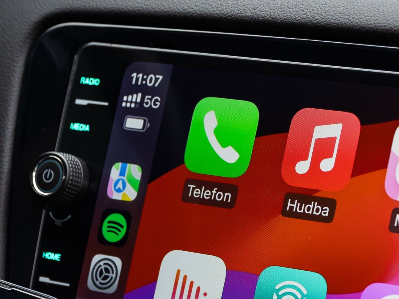 Handsfree do auta přes autorádio: Pohodlné a bezpečné telefonování za jízdy