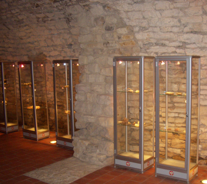 EXPOINT Prezentační vitrína bez horního soklu - kalené sklo Název: 100 x 50 x 180cm, kalené sklo