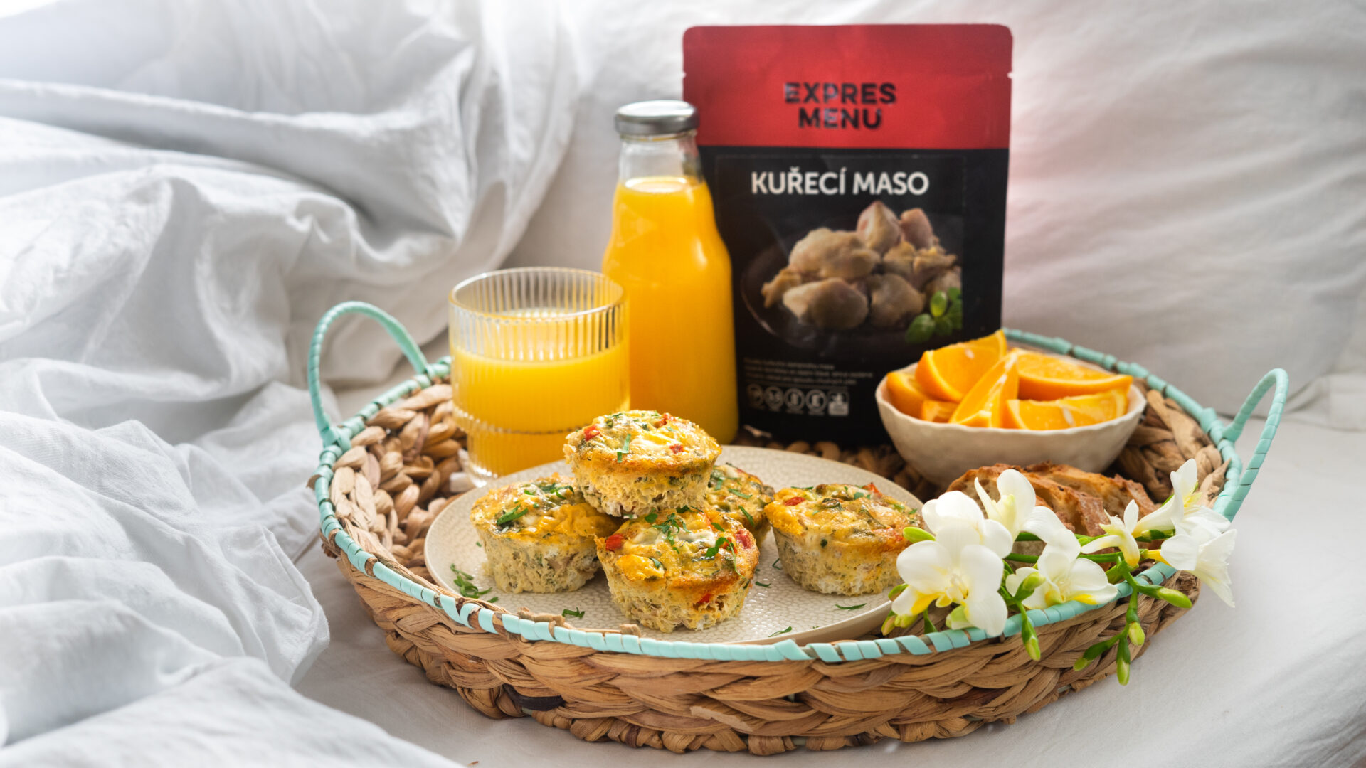 Snídaňové vaječné muffiny s kuřecím masem a sýrem