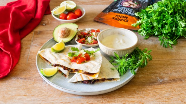 Zapečená quesadilla s masem, fazolemi a čedarem s rajčatovou salsou