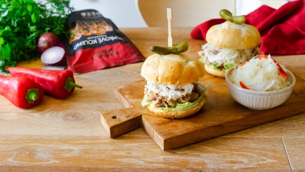 Burger s trhaným masem a kysaným zelím