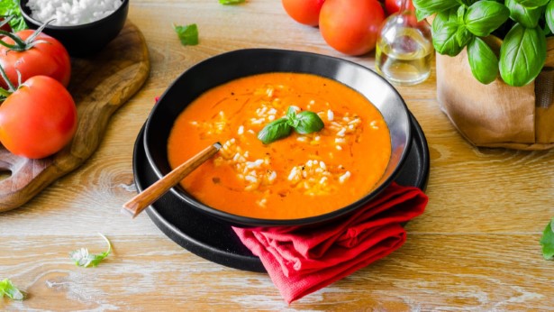 Italienische Tomatensuppe mit Basilikum