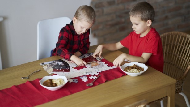 Das unterhält sie garantiert! 13 Tipps für lustige Kinderspiele für zu Hause