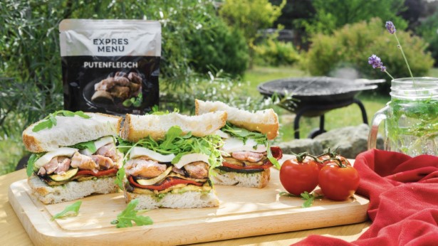 Sandwich mit Putenfleisch und gegrilltem Gemüse