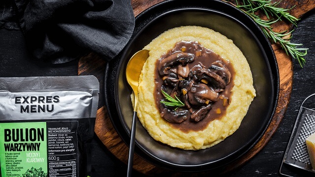 Grzyby na winie z kremową polentą