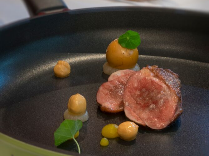 Holubí prsíčko s hruškovým pyré, foie gras a piemontským oříškem