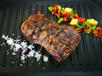 Filetovaný flank steak, luštěninové ragú se zeleninou a bylinkami