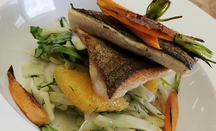 Filátko z ryby, fenyklový salát s citrusy a koprem, grilovaná baby karotka