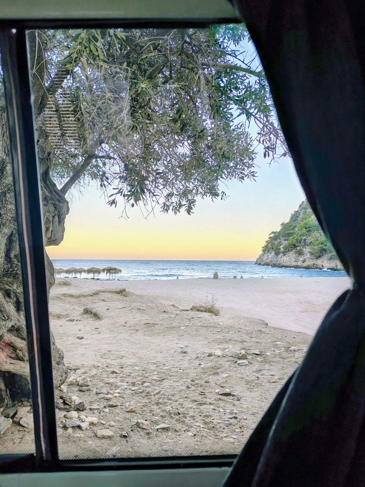 Livadi beach, kozy, olivovníky a zemetrasenie