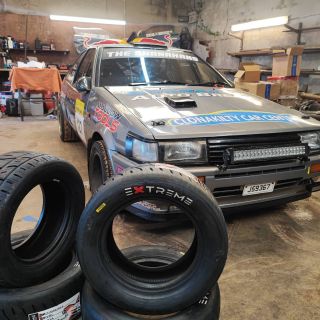 Předsezónní horečka stoupá a sklady se začínají tenčit! 📈🏁 Závodníci už zbrojí a první palety s novými pneumatikami mizí v...