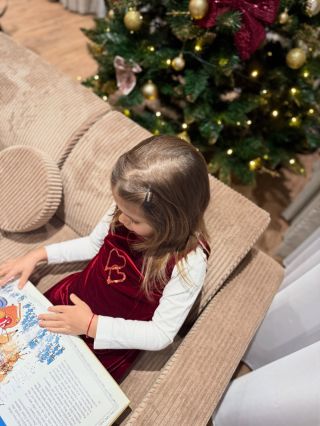 Vianoce očami dieťaťa 🤍 Mäkké miesto, obľúbená knižka a chvíľka pokoja pod stromčekom 🎄✨ Presne tie momenty, ktoré robia...