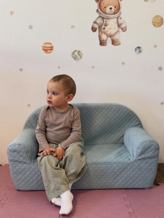 Malé kresielko, veľké pohodlie 🤍 Vicky je miesto pre oddych, čítanie rozprávok aj malé detské snívanie ✨ Hebučké, štýlové...