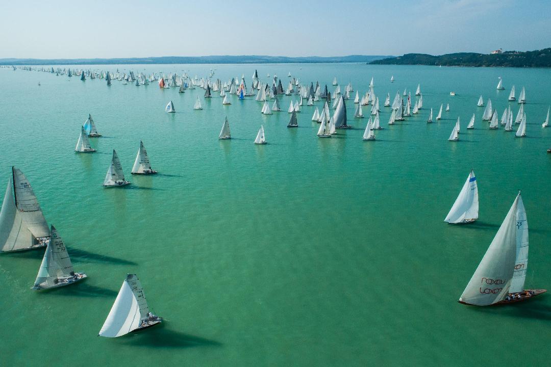A balatoni vitorlázás ünnepe a Kékszalag