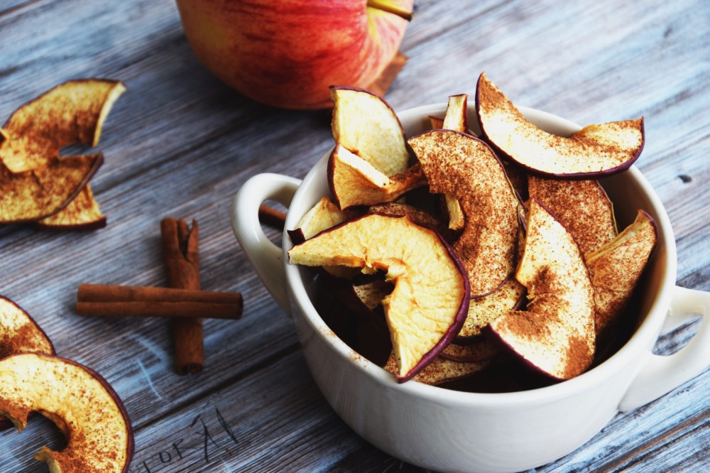 Apple slices with cinnamon