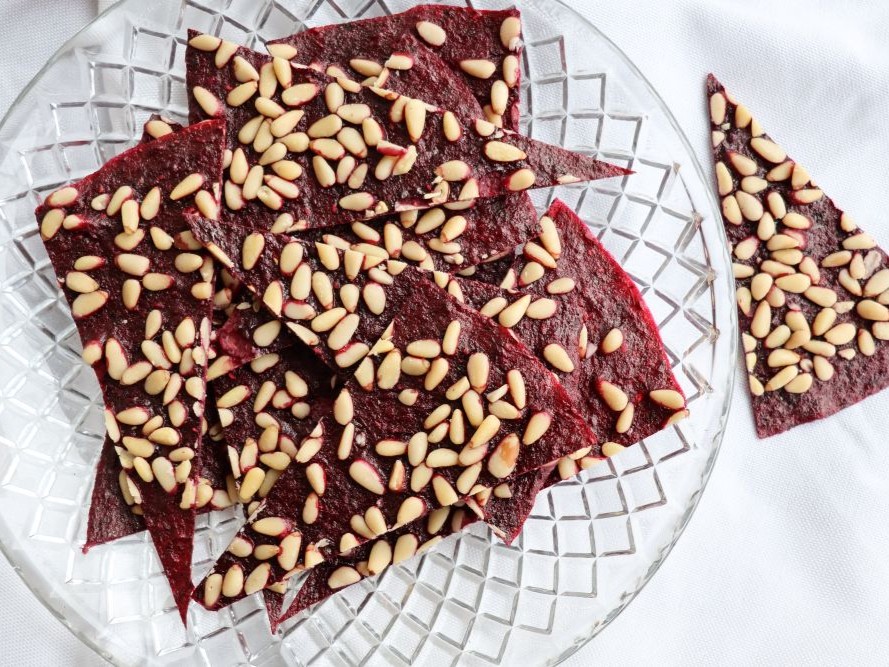 Placka z lesního ovoce s piniovými oříšky