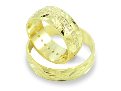 Svadobé obrúčky zo žltého zlata s ručným gravírom a zirkónmi