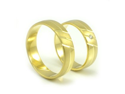 Svadobné obrúčky zo žltého zlata s tromi jemnými drážkami