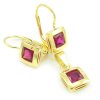 Náušnice zo žltého zlata s červenofialovým zirkónom.