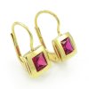 Náušnice zo žltého zlata s červenofialovým zirkónom.