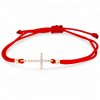 Červený náramok na šnúrke Krížik