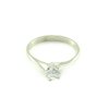 Zásnubný prsteň z bieleho zlata s kameňom zovretým packami Tiffany
