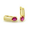 Náušnice zo žltého zlata s rubínovým zirkónom a s pásikmi čírich kamienkov