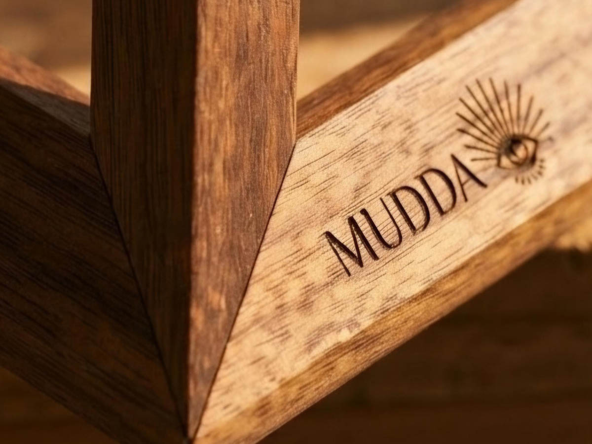 Detail ručního zpracování ořechového dřeva MUDDA