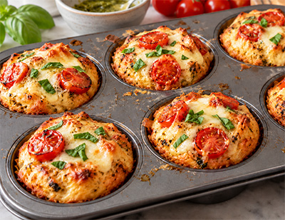 Slané muffiny Caprese s mozzarellou a bazalkovým pestem